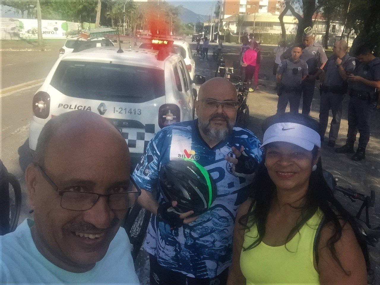 Ciclistas se concentrando antes da largada do passeio