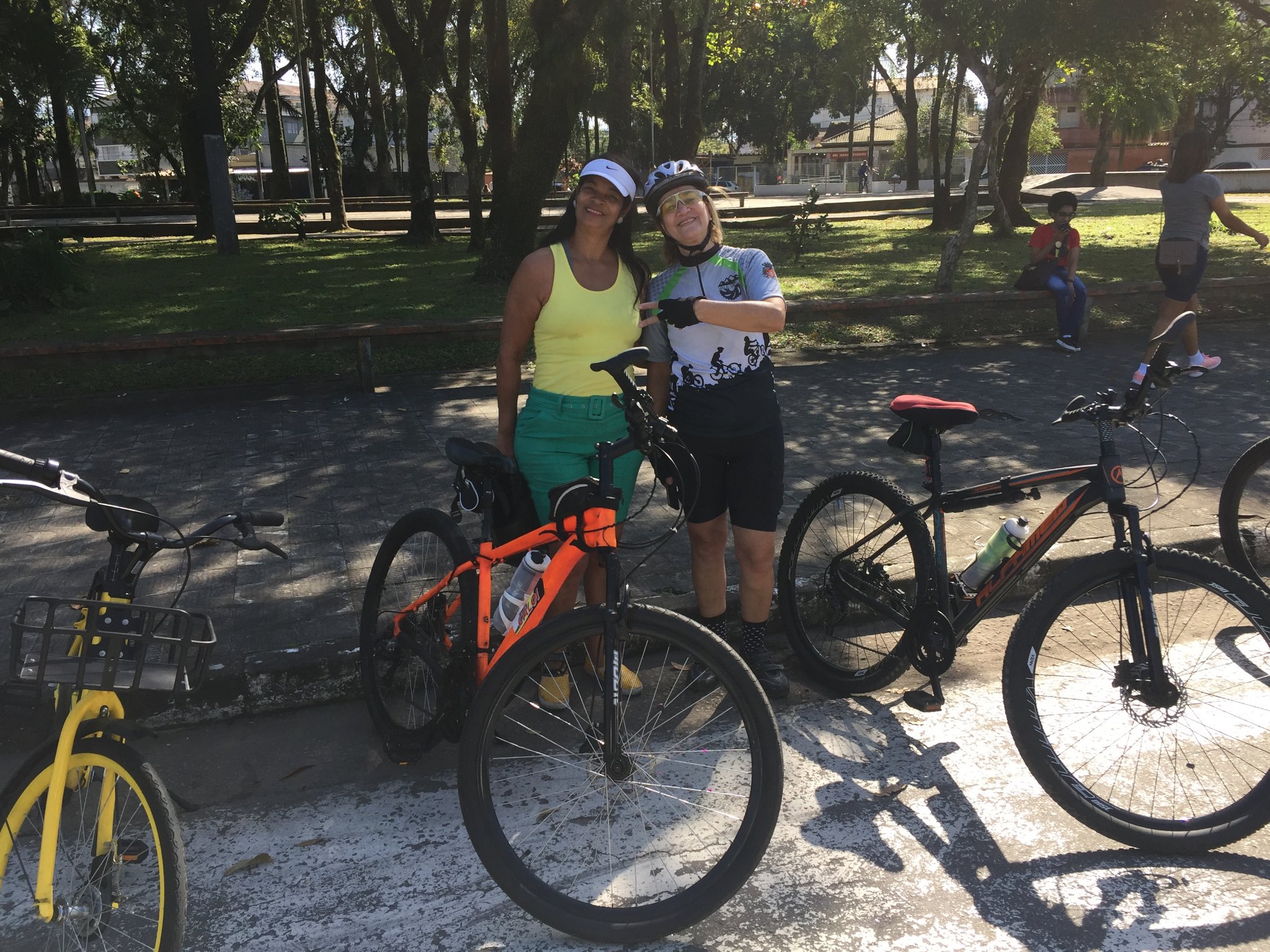 Grupo de ciclistas pedalando juntos