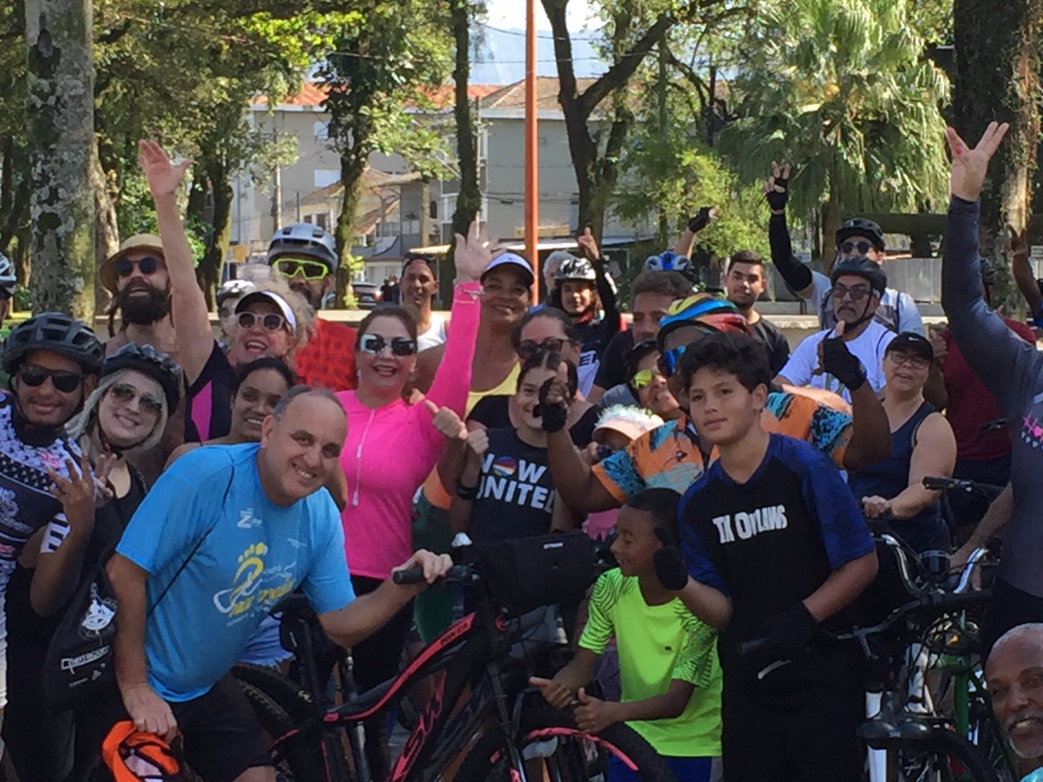 Passeio ciclístico em grupo