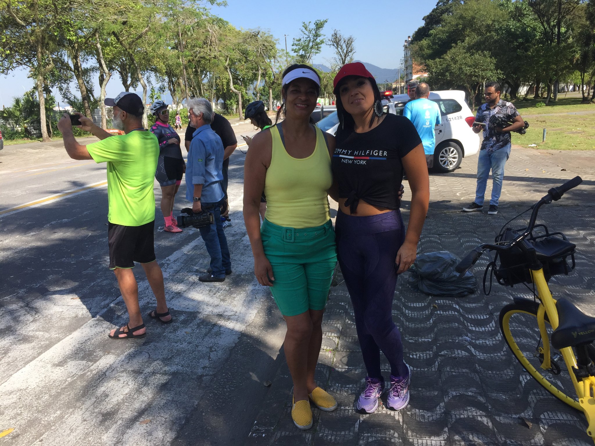 Ciclistas pedalando na estrada