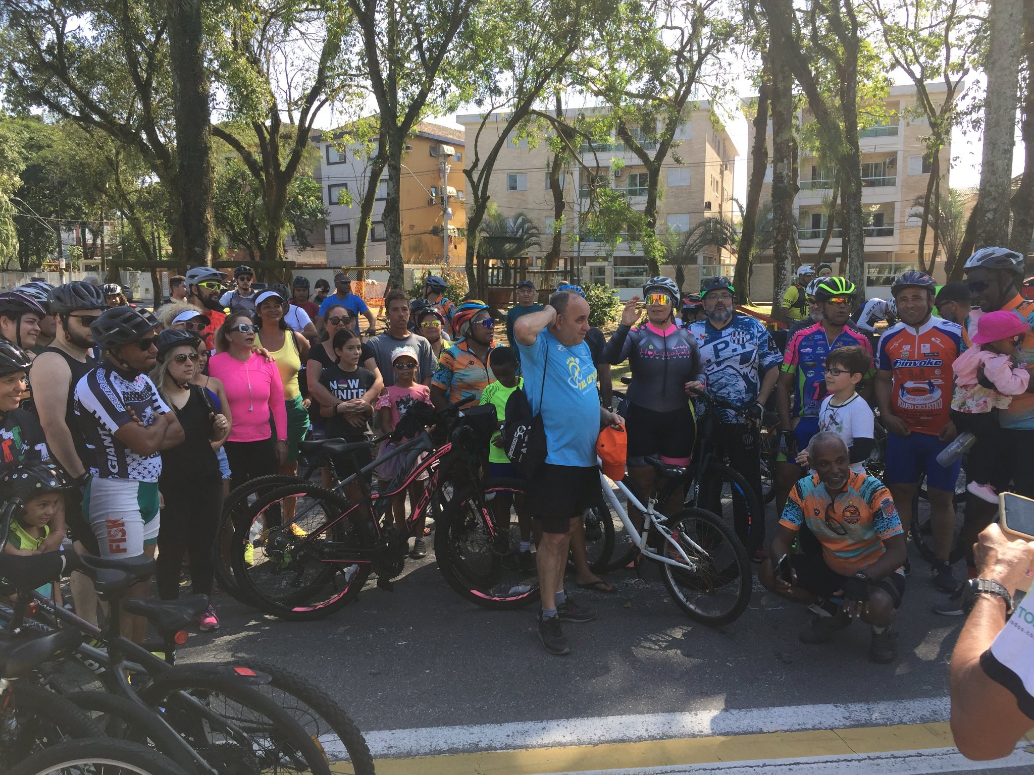 Grupo de ciclistas pedalando juntos