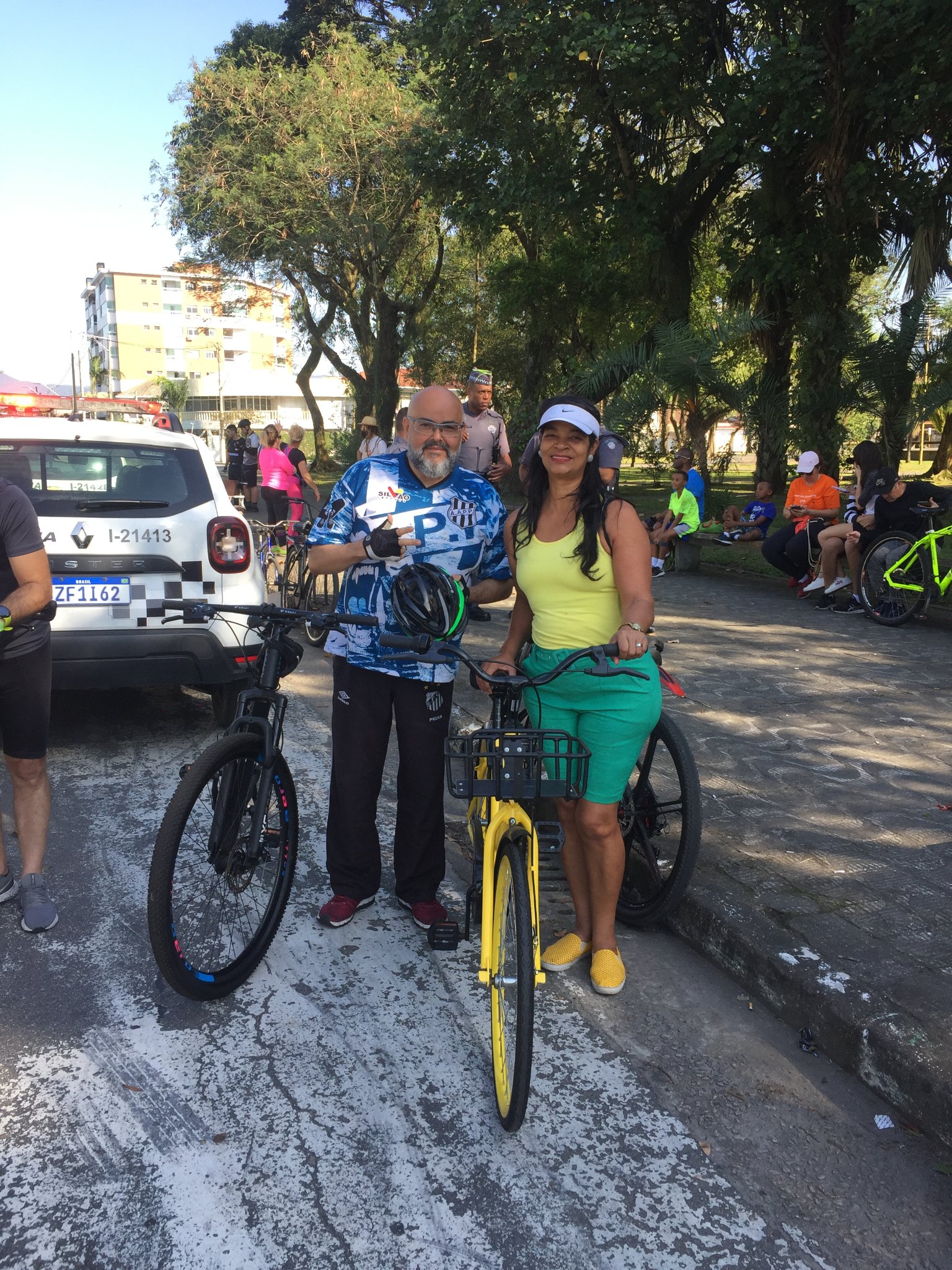 Ciclistas pedalando unidos